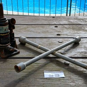 Gato Hidráulico de Botella 2 Toneladas con Llave Cruz Universal - imagen 1
