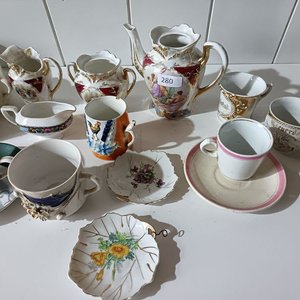 Juego de té incompleto: Tazas, platillos y lechera de diversas procedencias - imagen 7