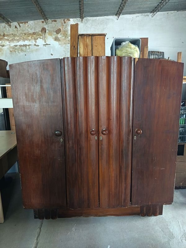 Ropero Estilo Art Decó de Madera Oscura con 4 Puertas