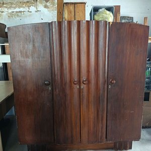 Lote anterior: Ropero Estilo Art Decó de Madera Oscura con 4 Puertas