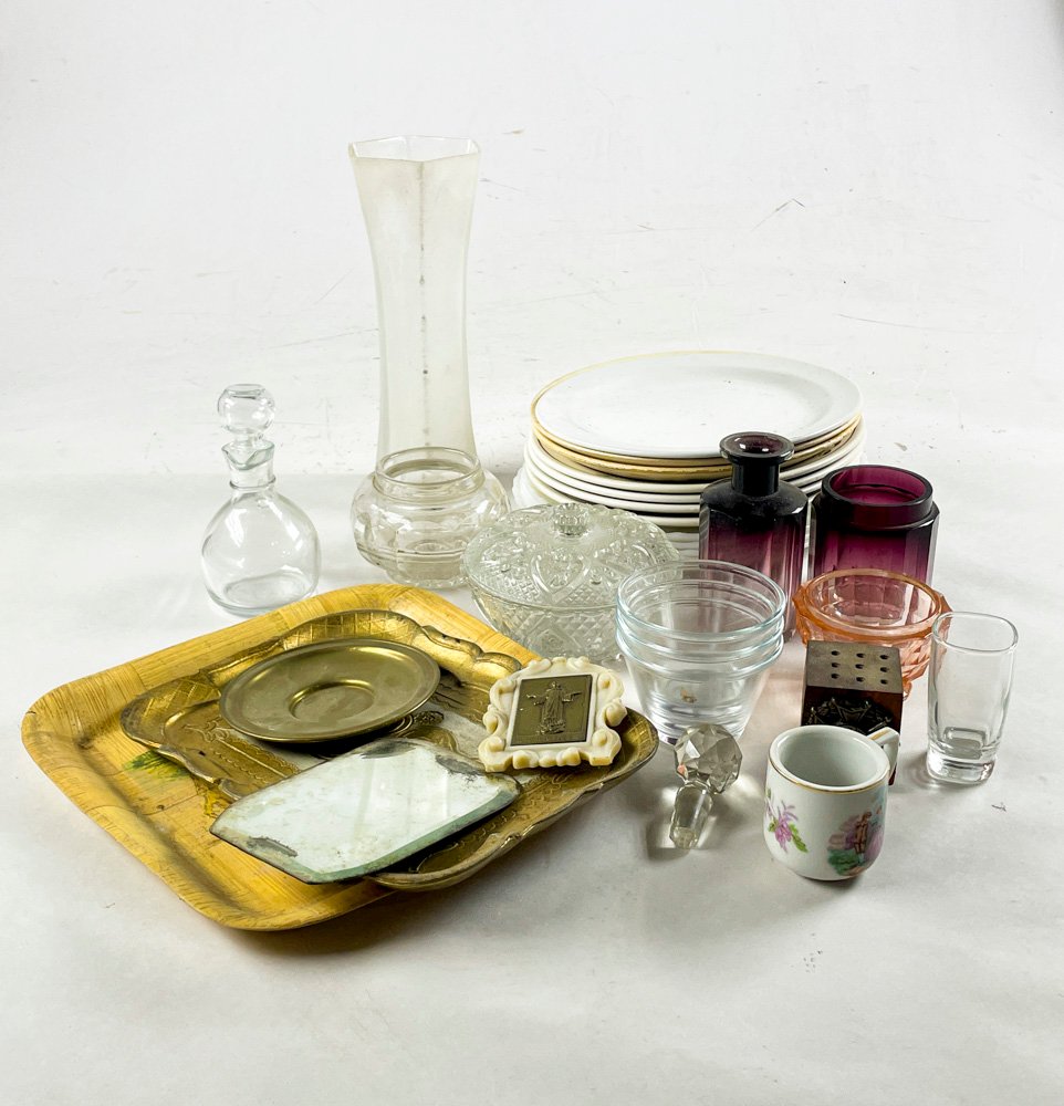 Lote de Vajilla, Florero, Caramelera y Perfumeros Vintage