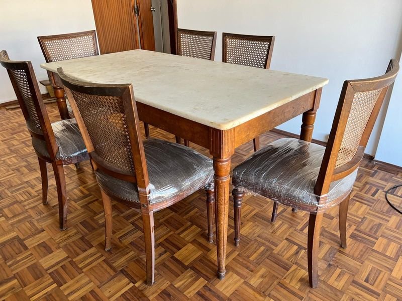 Juego de Comedor Inglés Antiguo: Mesa con Tapa de Mármol y 6 Sillas Estilizadas