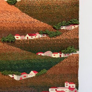 Tapiz Artesanal de Casas en la Montaña al Atardecer - imagen 3