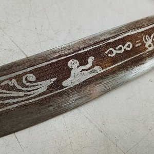Antigua Daga Ornamental con Vaina Grabada y Detalles en Plata - imagen 3
