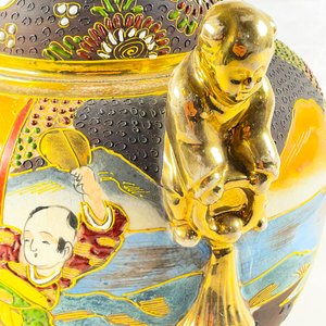 Potiche de Porcelana Satsuma con Figuras y Detalles Dorados - imagen 3