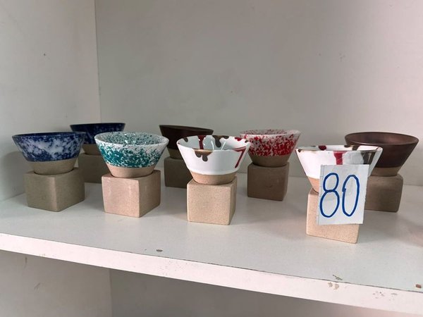 Lote de 12 Conos y Cuencos de Cerámica Artesanal
