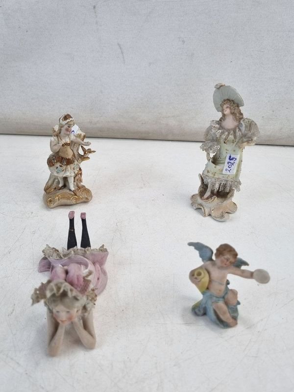 Lote de 4 Figuras Decorativas en Porcelana Vintage: Damas y Cupido