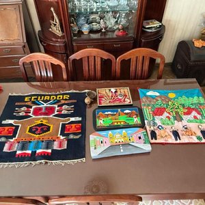 Lote siguiente: Conjunto de Trabajos Textiles y Artesanías Decorativas de Ecuador y Latinoamérica