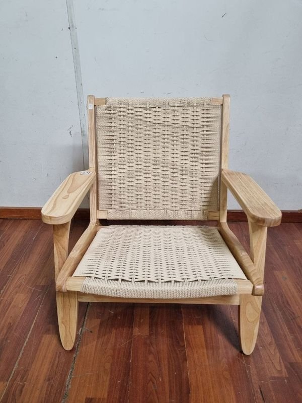 Sillón de Diseño en Madera Clara y Fibra Sintética Entramada