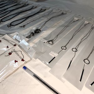 Lote de 50 Piezas de Joyería Surtida en Acero Quirúrgico: Collares y Anillos - imagen 6