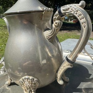 1 juego de té antiguo en peltre con finos detalles ornamentales (2 teteras, 1 lechera, 1 azucarero, 1 fuente) - imagen 4