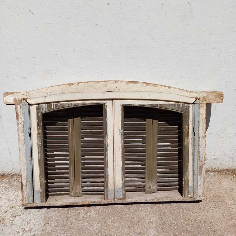 Ventana de dos hojas batientes con celosías en madera - imagen 2