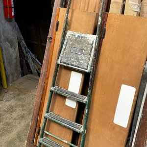 Lote siguiente: Escalera de Metal Verde con 4 Escalones y Detalle "SEGURA"