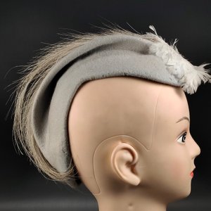 Antiguo Tocado de Dama en Fieltro Gris con Plumas - imagen 9