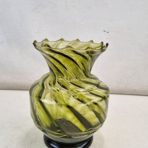 Florero de Vidrio Soplado Verde y Negro con Diseño Espiral y Boca Ondulada - imagen 1