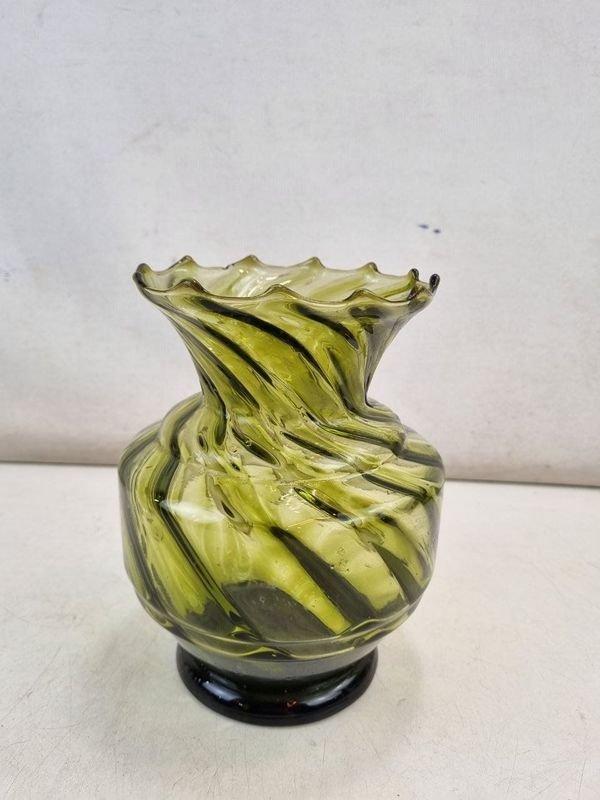 Florero de Vidrio Soplado Verde y Negro con Diseño Espiral y Boca Ondulada