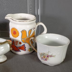Bandeja de Vidrio y Vajilla Antigua: Lechera, Taza, Floreros y Platito - imagen 4