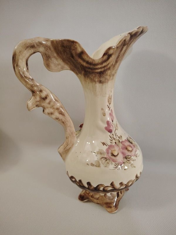 Lote anterior: Jarra de cerámica con diseño floral y relieve