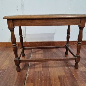 Banquetilla de Descanso Clásica en Madera con Asiento de Esterilla - imagen 2