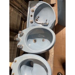 Juego de Baño de Loza Celeste: Inodoro, Bidet, Pileta con Grifería y Base - imagen 2