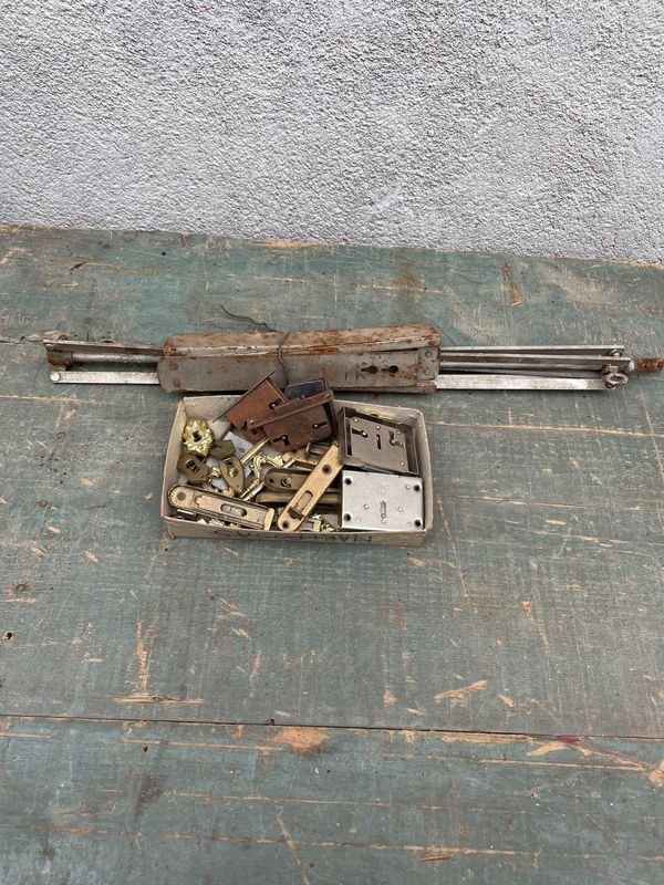 Lote de Cerraduras y Porta Partitura Antiguos