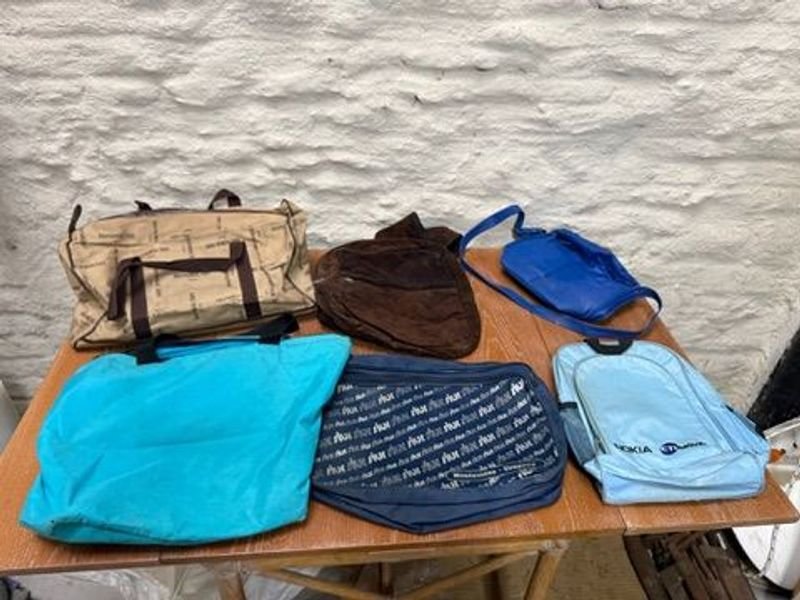 Lote siguiente: Gran lote de bolsos Benetton en diferentes tamaños y colores
