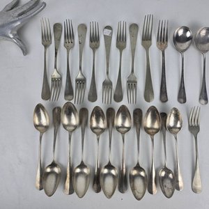 Conjunto de Cubiertos Antiguos: Cucharas y Tenedores de Plata - imagen 1