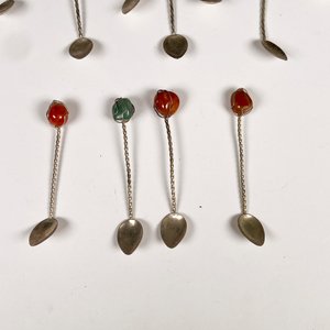Diecinueve Cucharitas de Metal con Ágatas de Colores - imagen 6