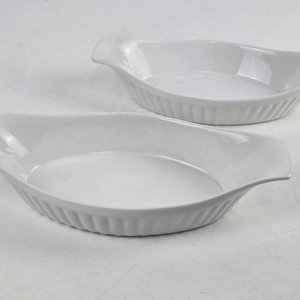 Lote de Cerámica Blanca: Fuentes, Tazas, Gallina y Más - imagen 5