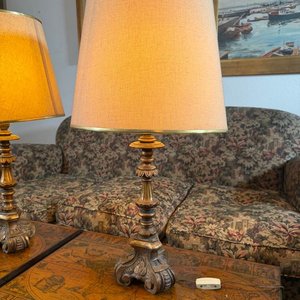 Par de Lámparas de Mesa con Base de Madera Torneada y Pantallas - imagen 6