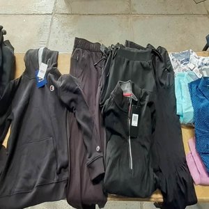Lote siguiente: Lote de Ropa Deportiva y Casual: Buzos, Canguros, Camisas y Pantalones