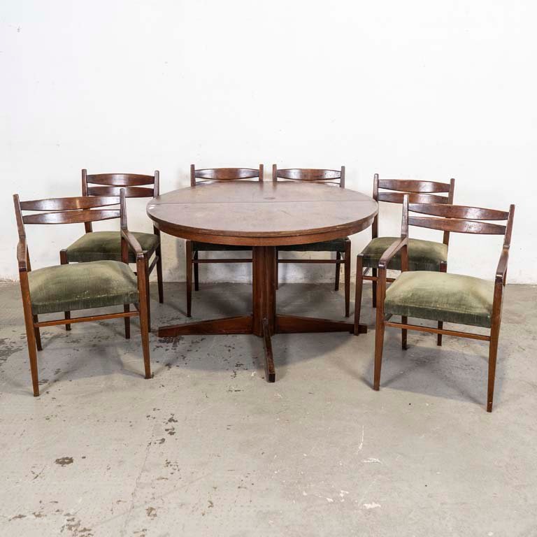 Lote siguiente: Mesa de comedor circular con butacas y sillas danesas
