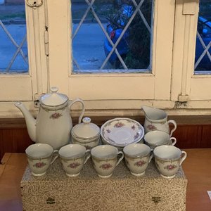 Lote siguiente: Juego de té 15 piezas origen China (6 pocillos, 6 platillos, 1 tetera, 1 lechera y 1 azucarero)