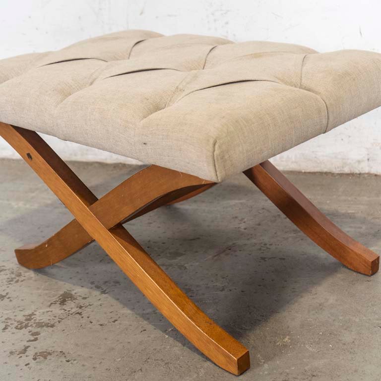 Banqueta con patas tijera y asiento capitoneado para limpiar - imagen 3