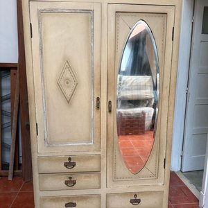 Lote anterior: Ropero Antiguo de Roble Pintado con Espejo Ovalado y Cajones