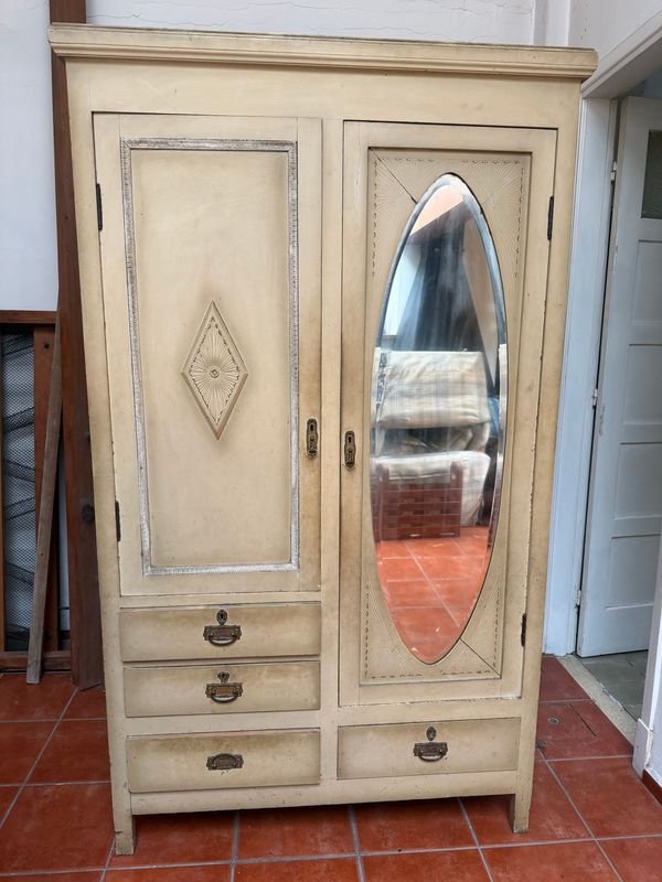 Ropero Antiguo de Roble Pintado con Espejo Ovalado y Cajones