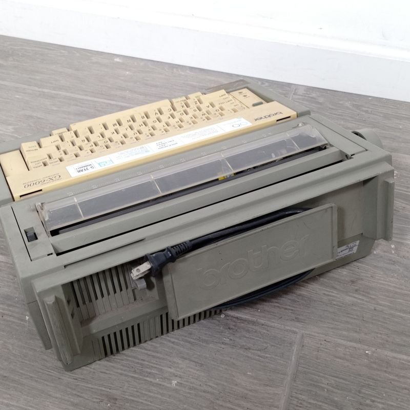 Maquina de escribir eléctrica Brother GX-6000 en excelente estado - imagen 4
