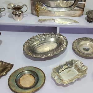Lote de 14 piezas de metal: bandeja, salsera, cuencos y más - imagen 6
