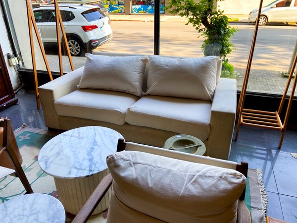Sofá Beige, Sillón de Madera y Mesas Auxiliares de Mármol - imagen 1