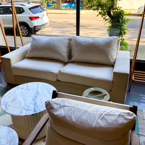 Lote siguiente: Sofá Beige, Sillón de Madera y Mesas Auxiliares de Mármol