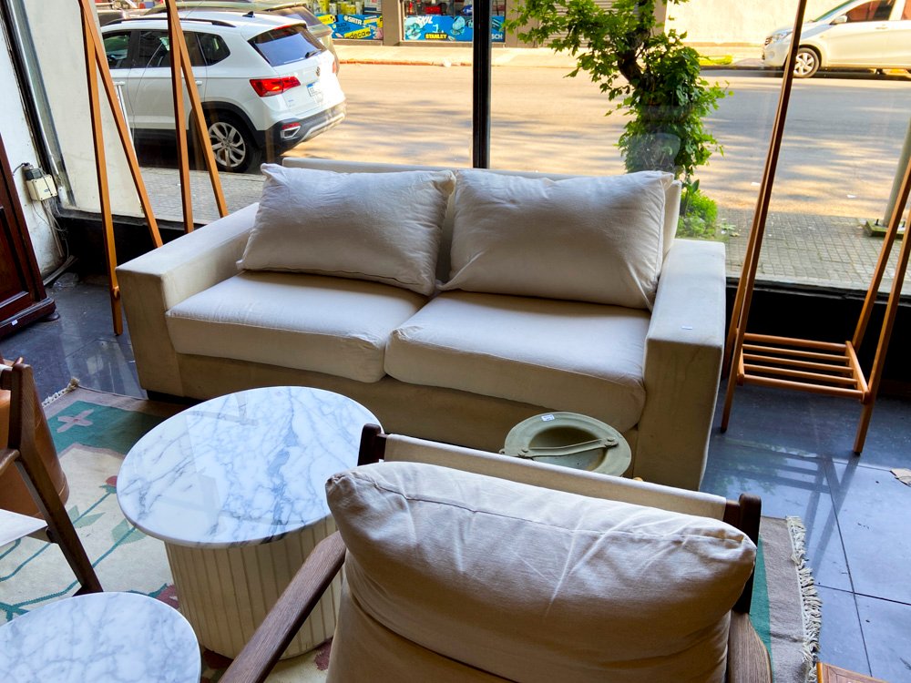 Sofá Beige, Sillón de Madera y Mesas Auxiliares de Mármol