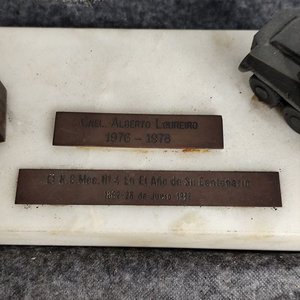 Pieza de Escritorio con Tanque de Bronce, Bandera Uruguaya y Placas Conmemorativas - imagen 2
