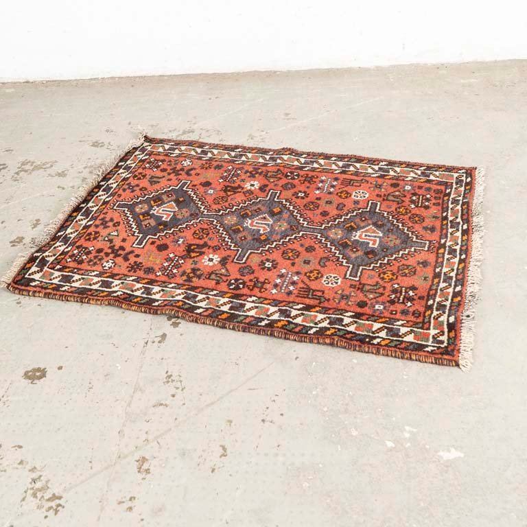 Lote anterior: Alfombra persa en varios tonos con fondo terracota