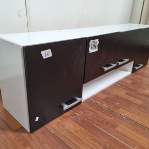 Rack o Mesa de TV moderna en blanco y negro con puertas y estante - imagen 4