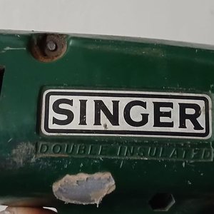 Taladro Eléctrico Antiguo Singer con Maletín de Madera y Accesorios - imagen 5