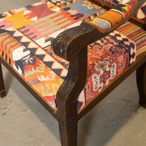 Butaca Inglesa Tapizada con Motivos Andinos y Detalles en Lustre - imagen 2