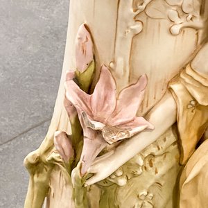 Jarrón Antiguo de Faience con Figura Femenina y Flores, 91 cm - imagen 5