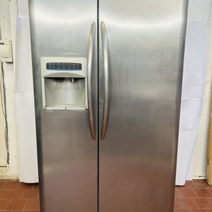 Lote siguiente: Heladera Frigidaire Profesional de dos puertas con dispensador