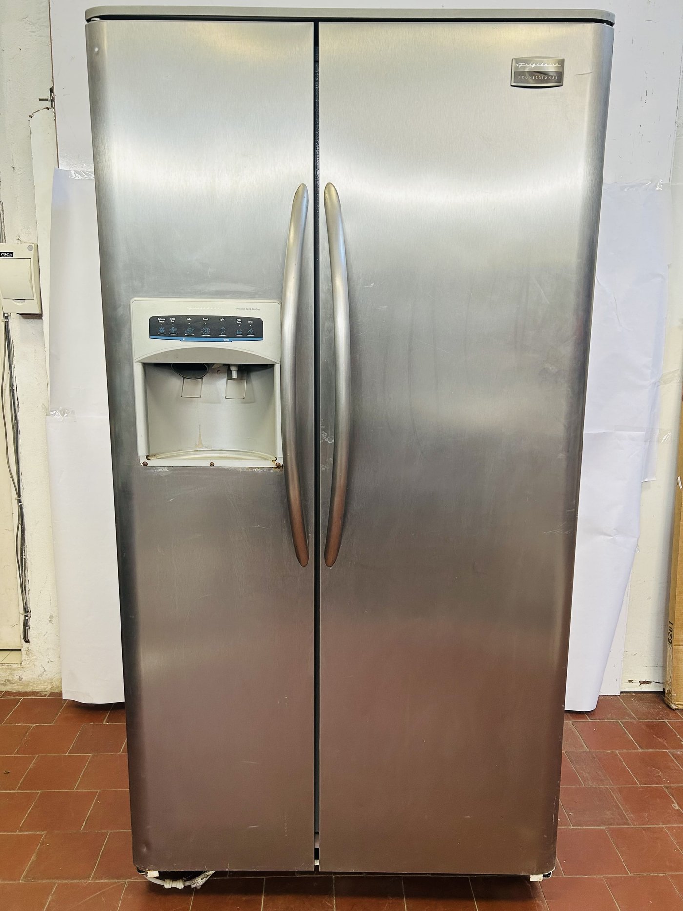 Heladera Frigidaire Profesional de dos puertas con dispensador