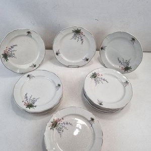 L 268 - 17 Piezas - Importante lote de 17 platos antiguos en porcelana de la firma 'Dlmos Industria Uruguaya' con motivos florales y bordes ondulados (12 postre 18cm / 5 playos 23cm) - imagen 3